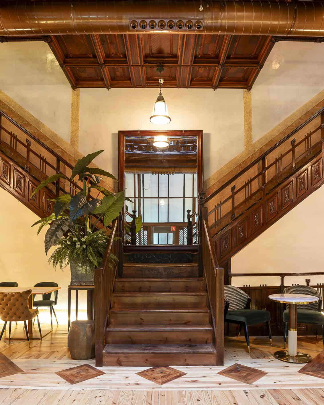 Escaleras del hotel Las Tres Campanas